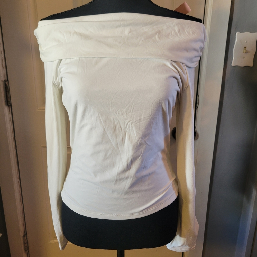 Qinsen Off-Shoulder White Top